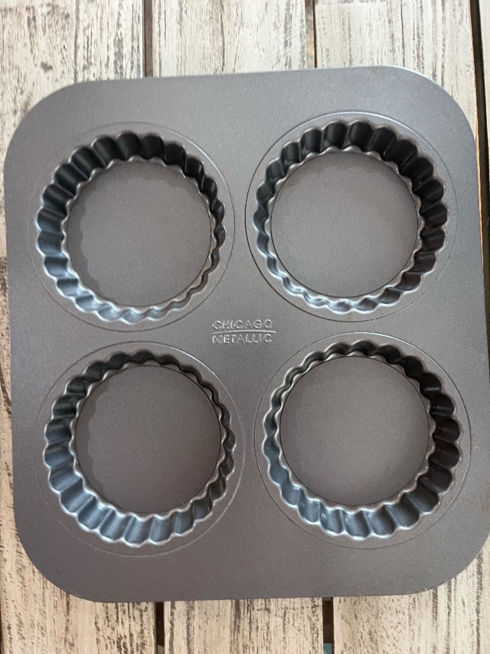 Chicago Metallic - Tart Pan with Pop-out bottoms to help remove tarts